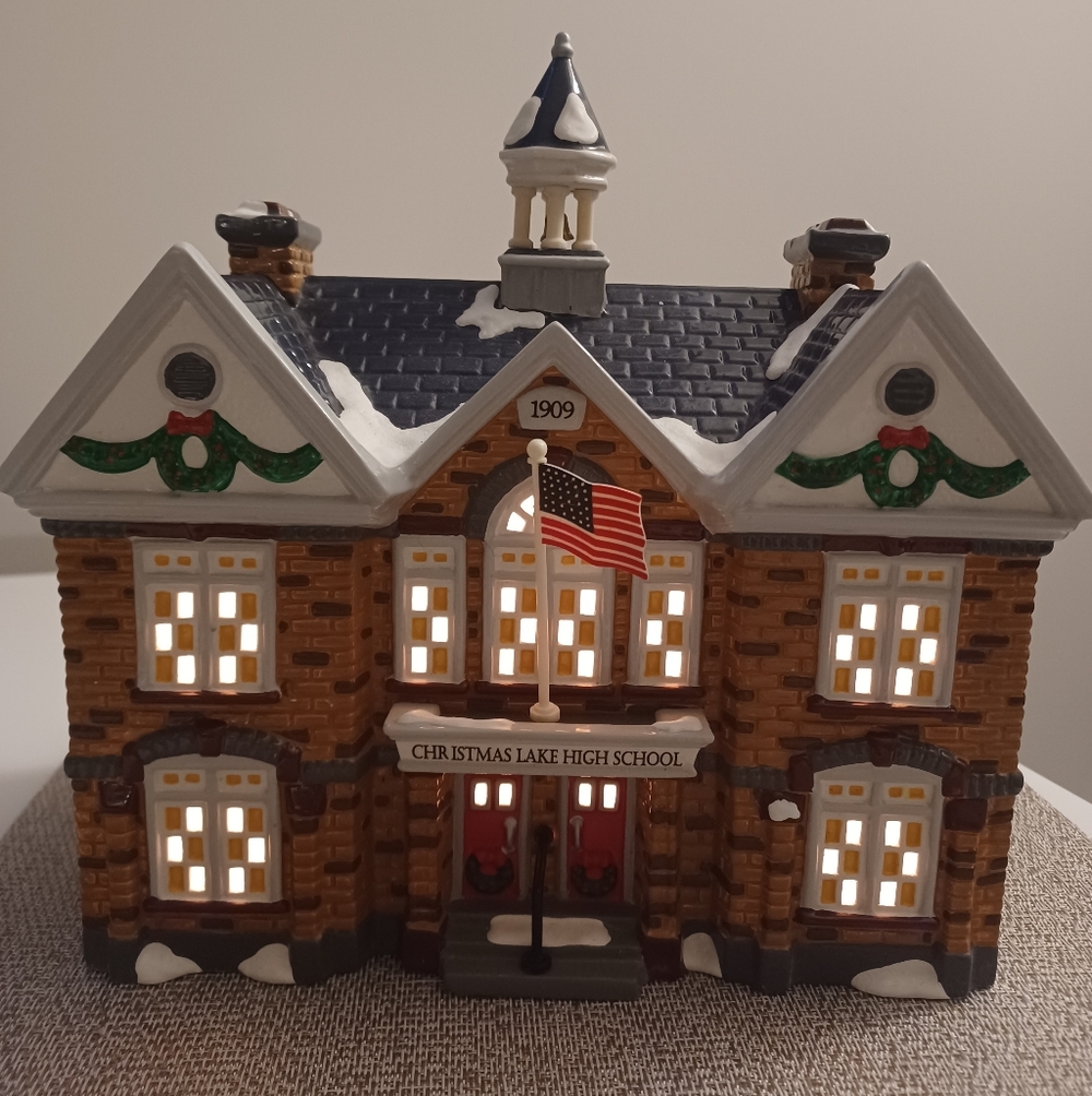 Christmas Lake High School The Original Snow Village Retired 1999 #54881 Ceramic
